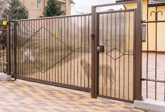 Купить ворота из профлиста с элементами ковки, с металлическими столбами в рамке или под дерево в Ярцево от 153735 руб