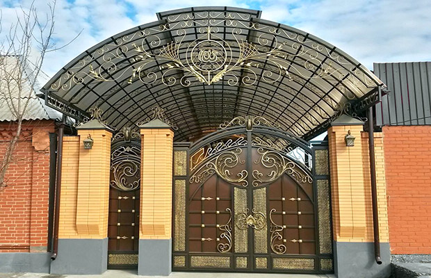 Купить или заказать ворота для дома с навесом - стильные и надежные решения для вашего участка в Ярцево от 41663 руб | ВоротМастер-Рцв